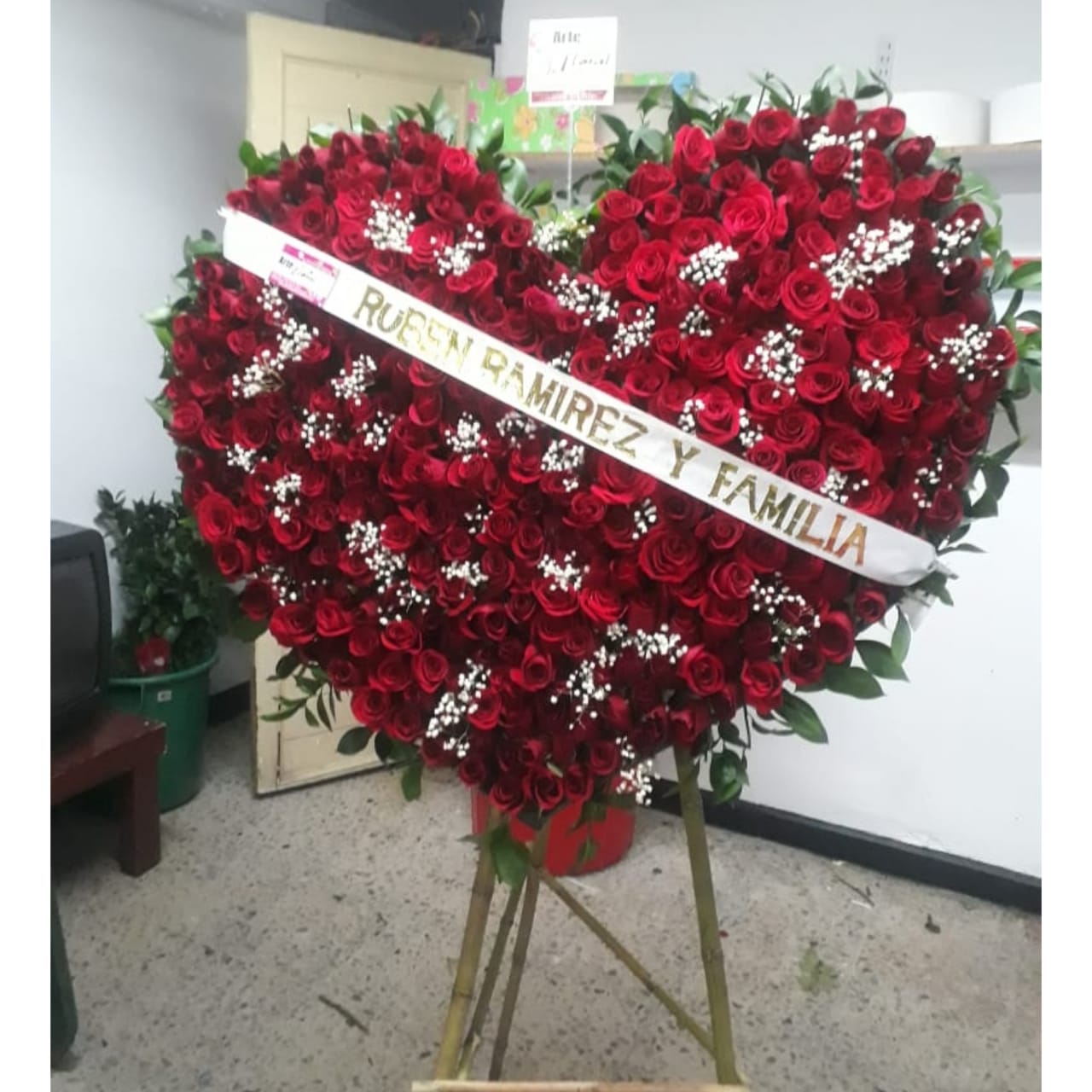 Coronas en rosas rojas corazon- coronas funebres cali