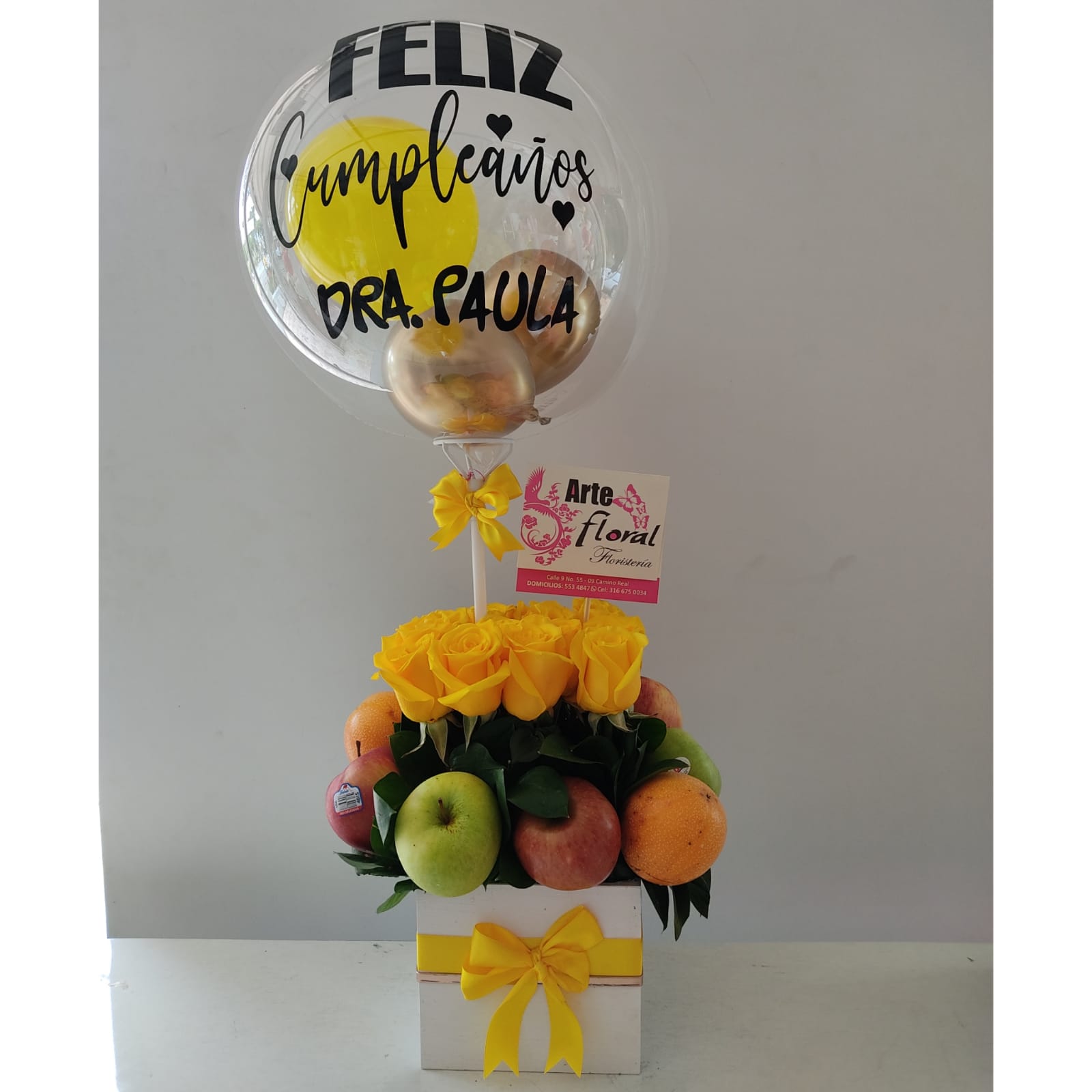 Cubito de frutas y rosas amarillas- Floristeria cali- floristerias en cali