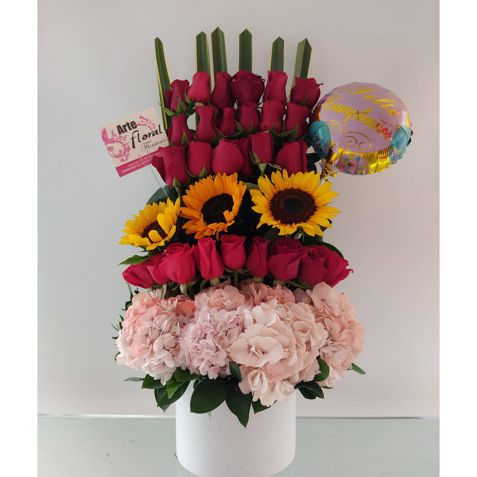 Arreglo con hortencias, girsoles, y rosas -floristerias cali