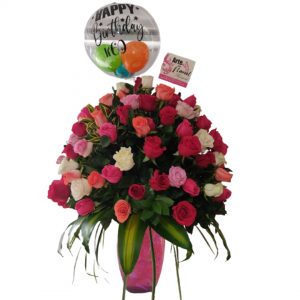 arreglo jarron de rosas de colores y globo burbuja - floristeria cali