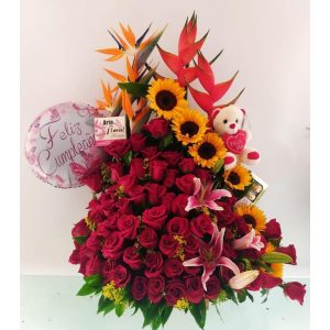 Arreglo triangulo rosas, girasoles, aves y lirios - flores en cali