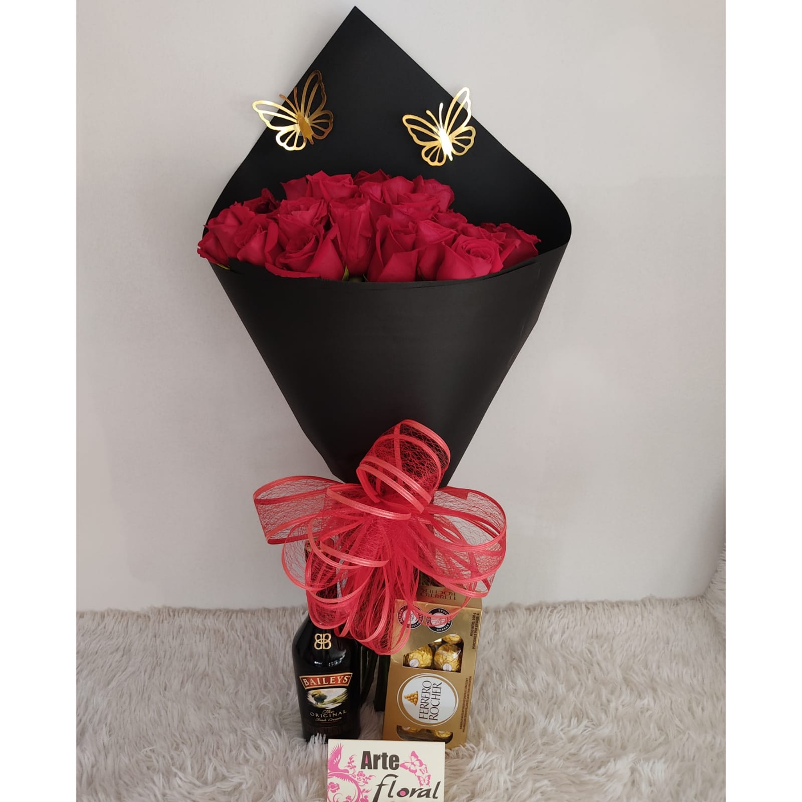 Bouquet negro, rosas, ferreros y baileys - rosas en cali Bouquet negro, rosas, ferreros y baileys - rosas en cali