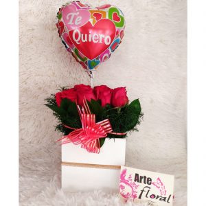 Cubo de rosas y globo - floristerias en cali