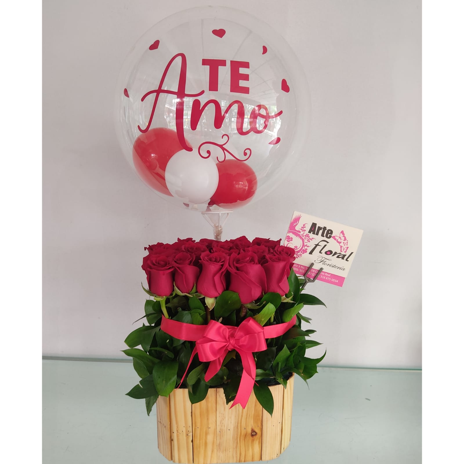 Arreglo rosas rojas y globo te amo - floristerias en cali Arreglo rosas rojas y globo te amo - floristerias en cali
