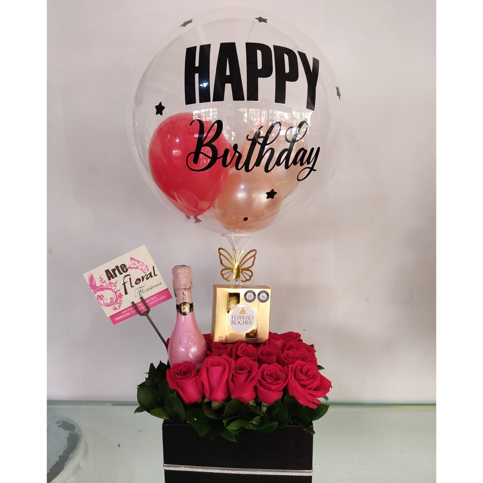 Cubo negro rosas rojas ferreros x 4 y champaña - rosas en cali Cubo negro rosas rojas ferreros x 4 y champaña - rosas en cali