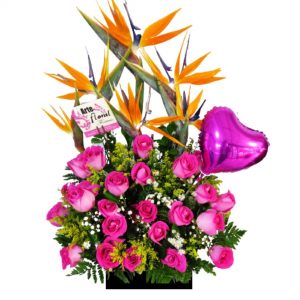 arreglo rosas fuscia, aves del parairo, globo metalico
