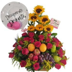 Arreglo floral con frutas en rosas rojas floristeria cali