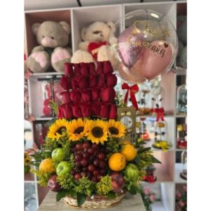 Canasta de frutas, con rosas, chocolates
