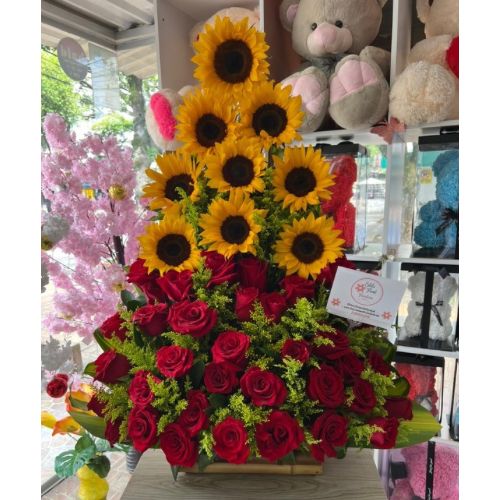 Ramo de rosas triangulo-Floristerias en cali Ramo de rosas triangulo-Floristerias en cali