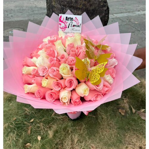 Ramo búchon de rosas rosadas y rosas blancas- floristeria en cali