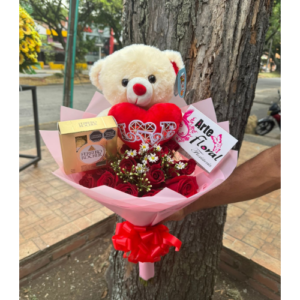 A- Ramos buchón en rosas, chocolate y peluche -floristeria en cali