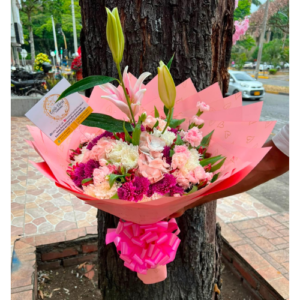 Ramo buchon de flores combinadas -floristeria en cali