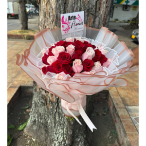 A- Ramo buch贸n de rosas -floristeria en cali