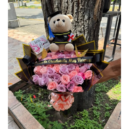Ramo buchón de grado en rosas , peluche En Cali