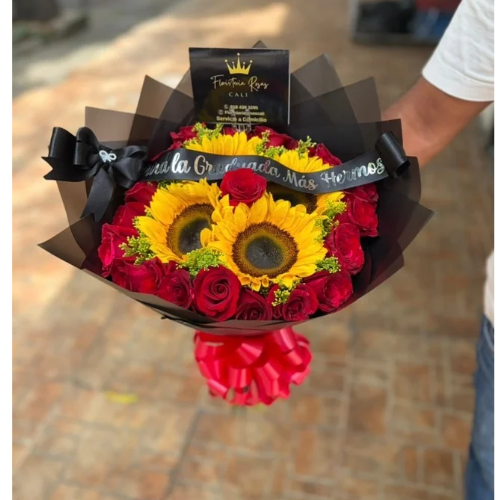 Ramo buchón de grado en rosas rojas y girasoles