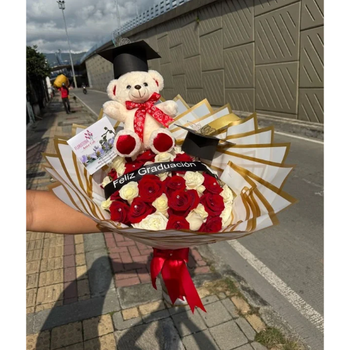 Ramo buchón en rosas rojas, blancas y peluche